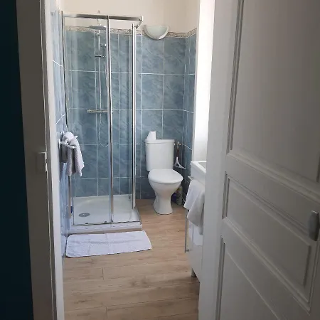 לינה וארוחת בוקר De Souza 3*